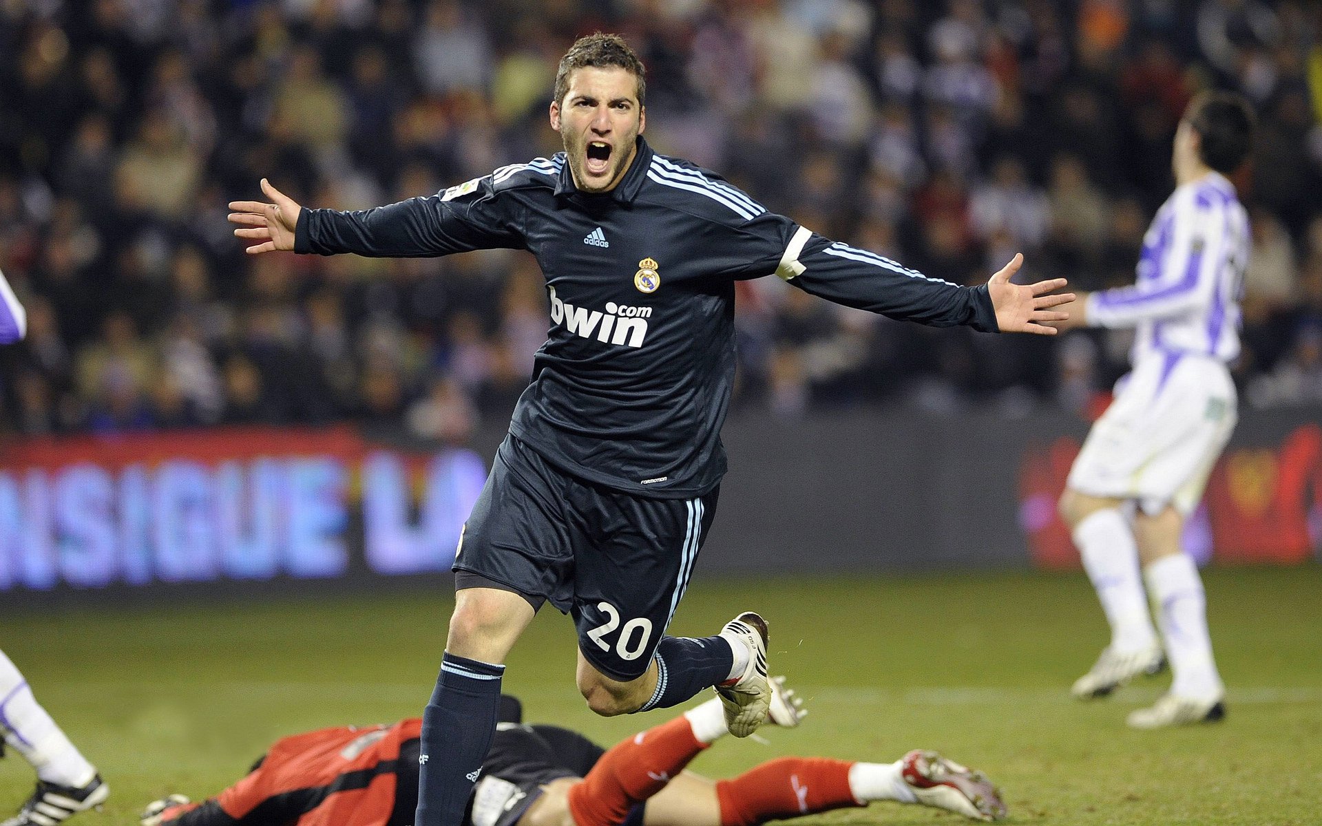 范戴克一锤定音,勒沃库森强势攻克那不勒斯主场