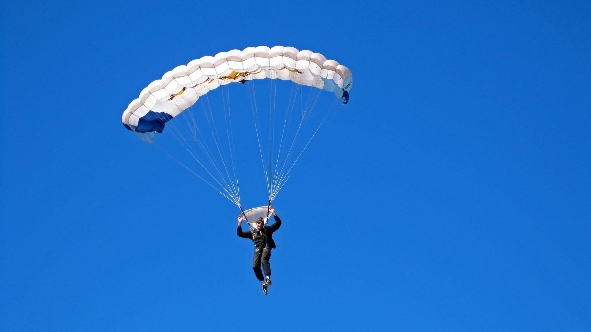 赛道与球场，乔治F1绝地反击，勇士强势攻克新疆